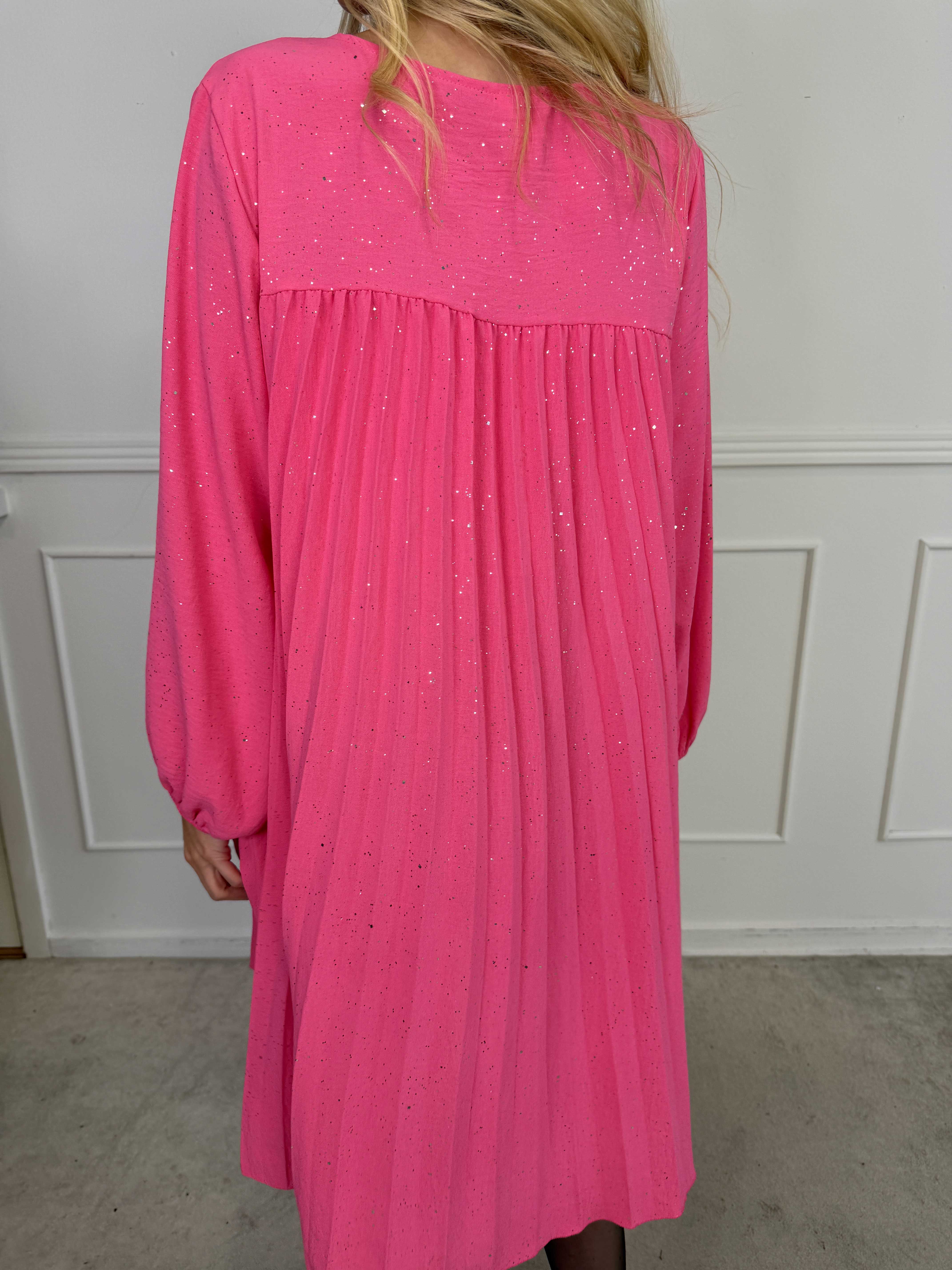 Nancy Glitter Short L/S - Plisseret kjole med lommer og glimmer